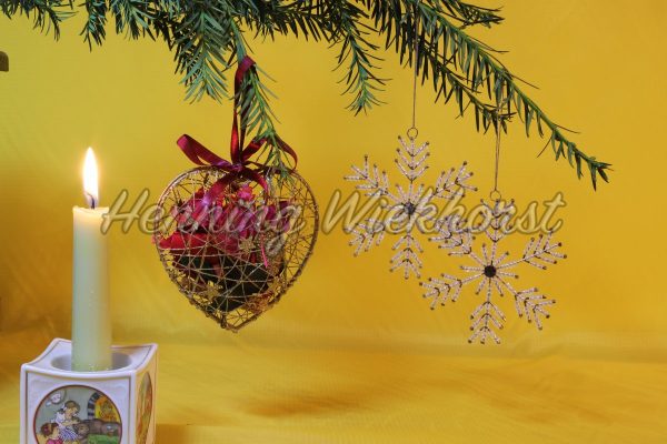 Weihnachtliche Kerze unterm Baum - ImageShop