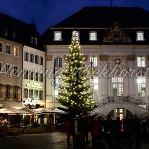 Weihnachtsbaum vor dem Rathaus - ImageShop