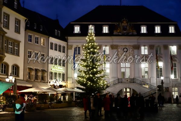 Weihnachtsbaum vor dem Rathaus - ImageShop