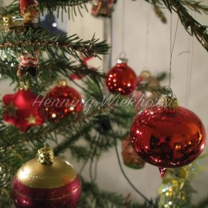 Weihnachtskugeln am Baum - ImageShop
