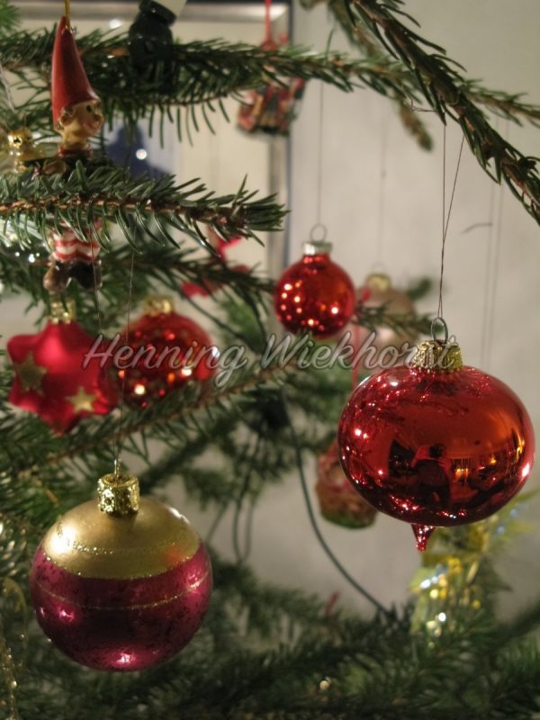 Weihnachtskugeln am Baum - ImageShop