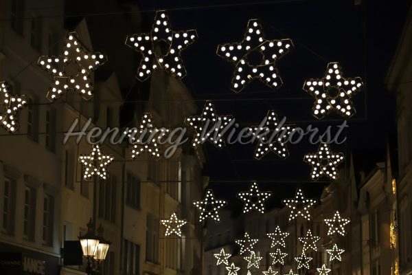 Weihnachtssterne am Stadthimmel - ImageShop