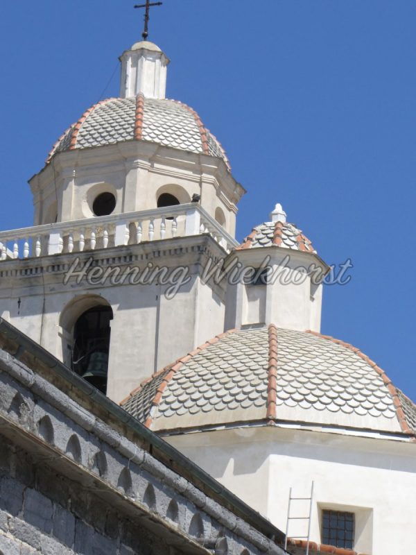 Weiße Kirche und blauer Himmel - ImageShop