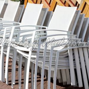 Weiße Stühle gestapelt - ImageShop