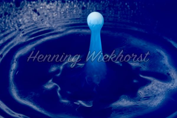 Weisser Tropfen in blauem Wasser - ImageShop
