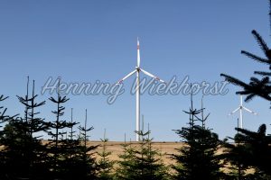 Windkraftanlage auf dem Feld - ImageShop