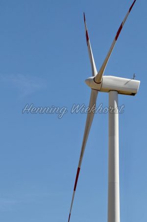 Windkraftanlage und blauer Himmel - ImageShop