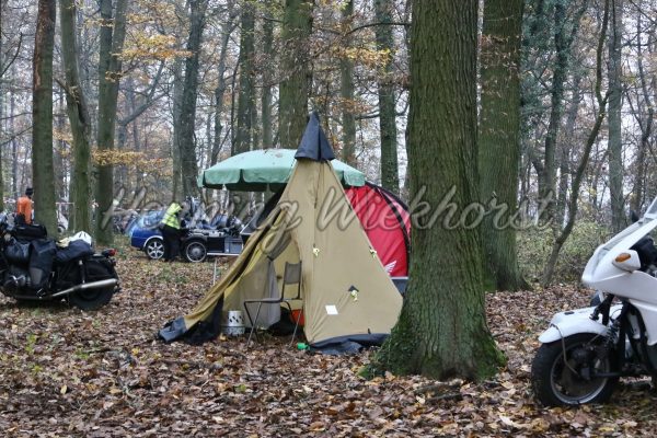 Zelten im herbstlichen Wald - ImageShop