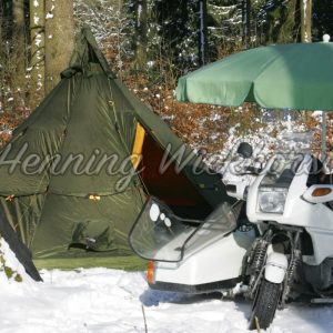 Zelten und Camping im Schnee - ImageShop