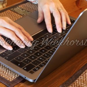 Zwei Hände am Laptop - ImageShop