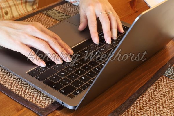 Zwei Hände am Laptop - ImageShop