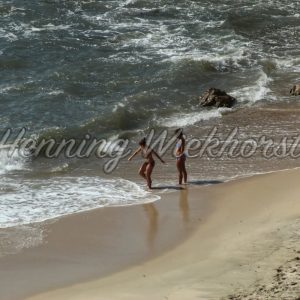 Zwei Mädchen am Strand - ImageShop